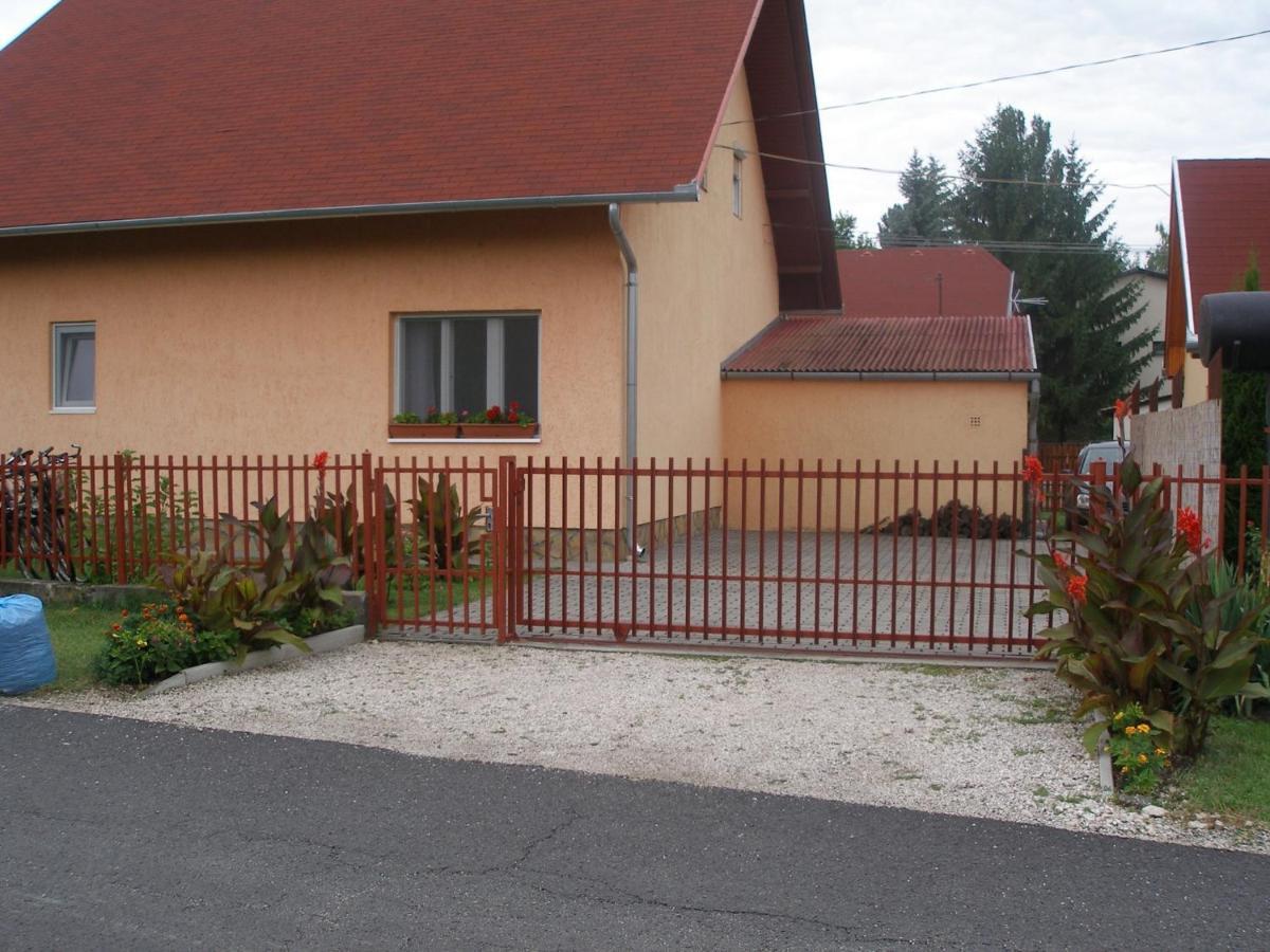 Holiday Home In Balatonkeresztur 19455 ภายนอก รูปภาพ